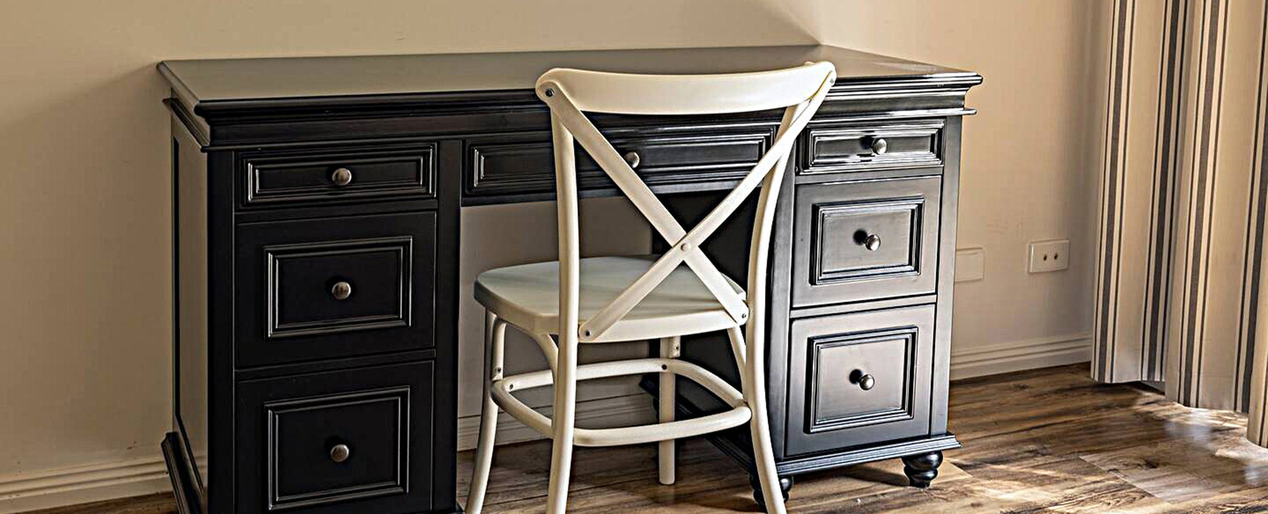 10a.--Desk-in-the-office.--Far-enough--from-the-living-area-for-those-who-have-to-work.--Or-for-babies-who-have-to-sleep.