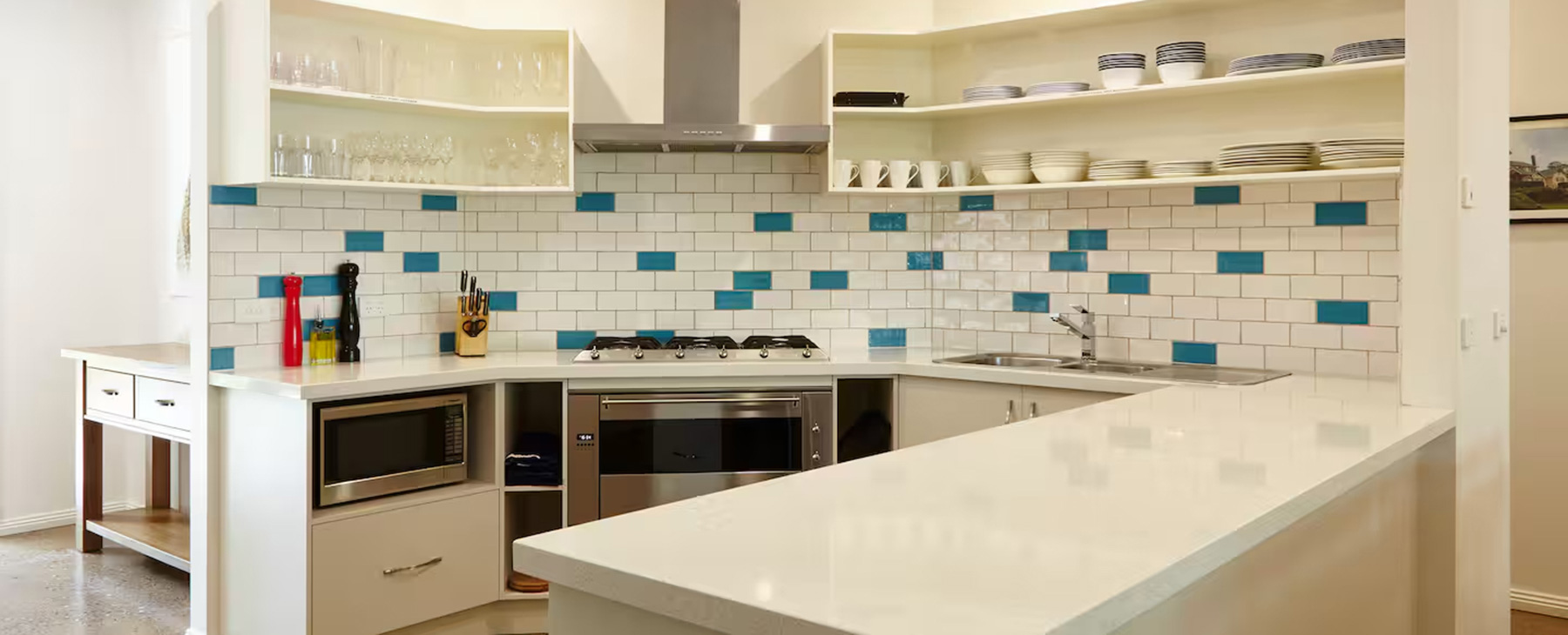 11.--Fully-equipped-kitchen-with-gas-cooking-for-Melbourne-guests.--750-wide-oven