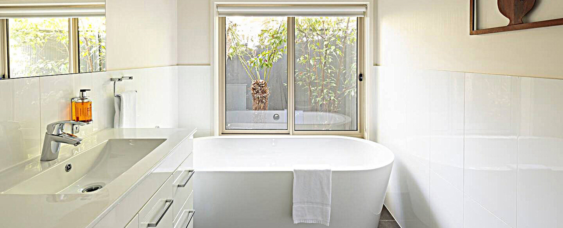 26a.--Main-bedroom-ensuite-bathroom.--Bath-and-separate-walk-in-shower