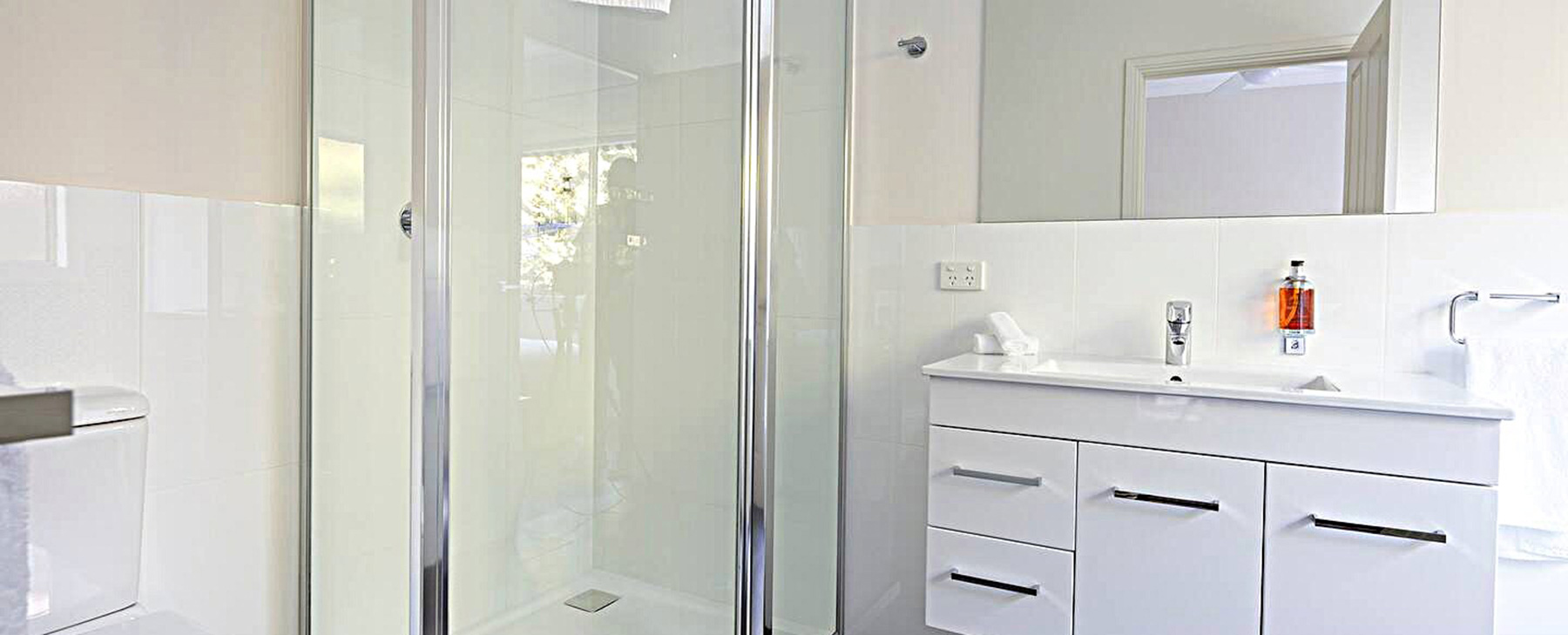 33a.--Bedroom-4-shower.--Walk-in-showers-in-all-bathrooms.--Plus-two-bathrooms-have-baths-as-well