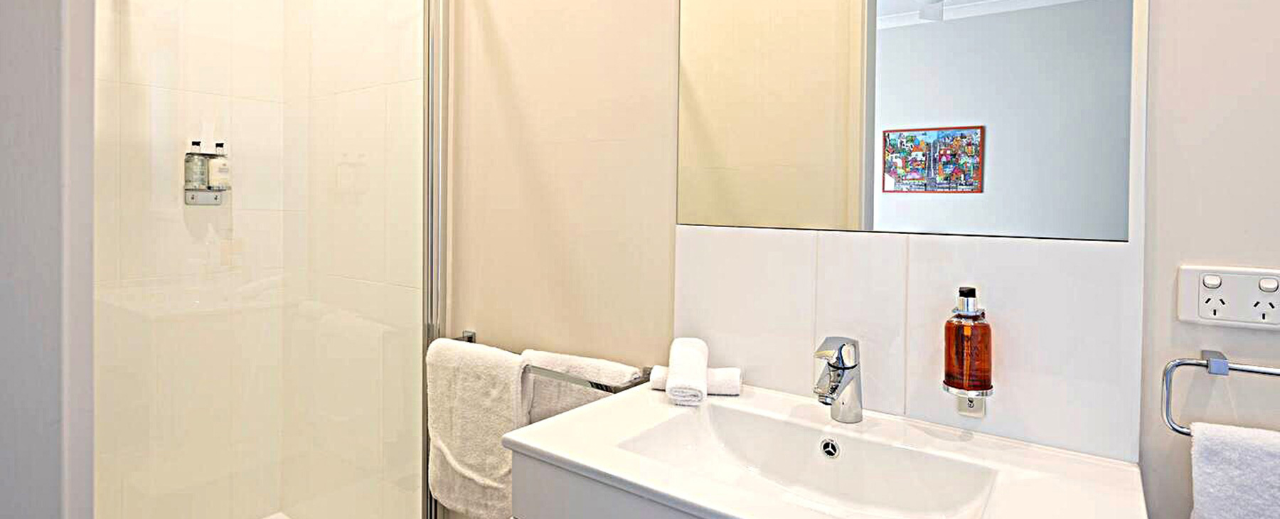 35a.--Bedroom-5-ensuite.--The-bedroom-with-the-two-long-king-singles.