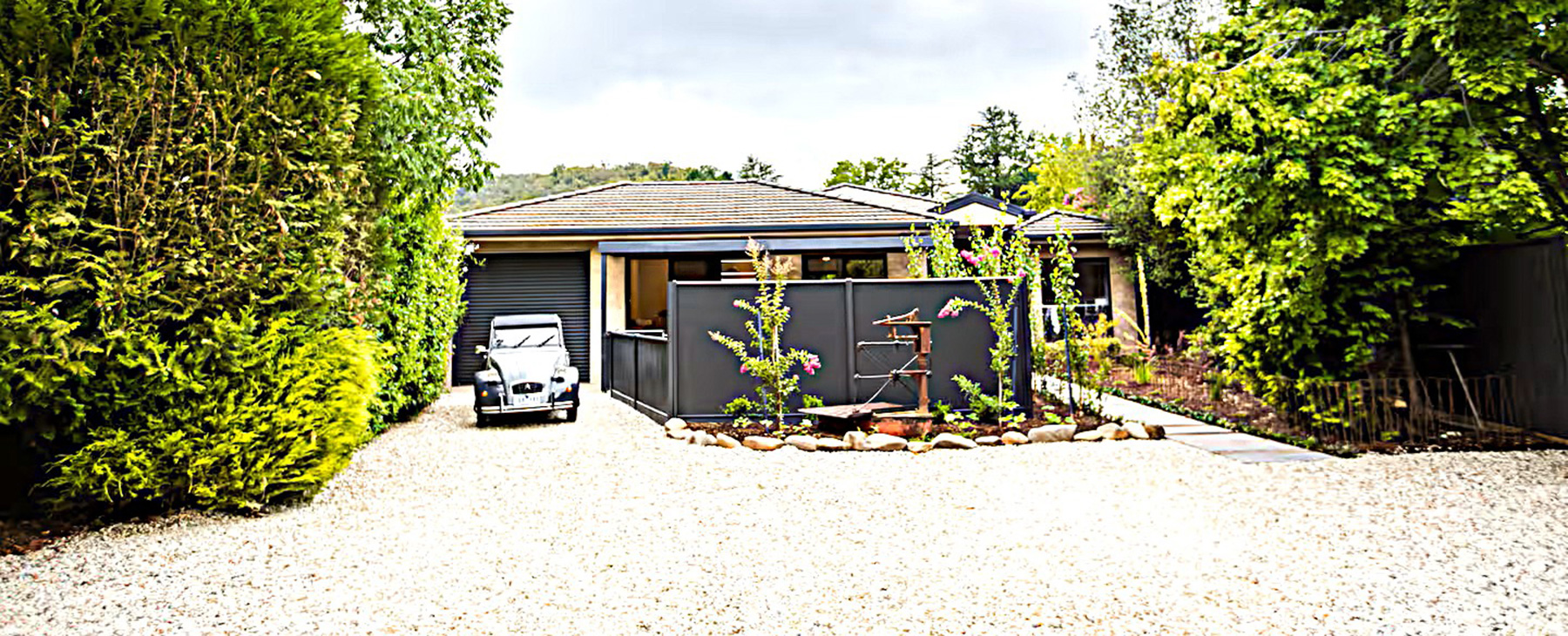 3a.--Set-in-a-quiet-court-5-minutes-walk-to-town.--Walking-distance-but-out-of-the-bustle.--Parking-for-5-cars