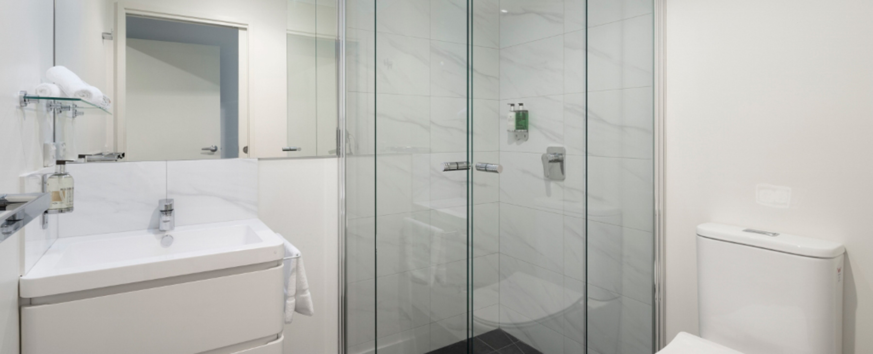 12-New-ensuite-bathroom-to-main-bedroom-with-fluffy-towels-and-quality-toiletries