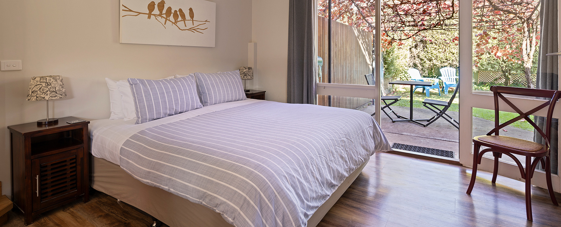 2.--King-Size-bed,-garden-outlook,-quality-linen