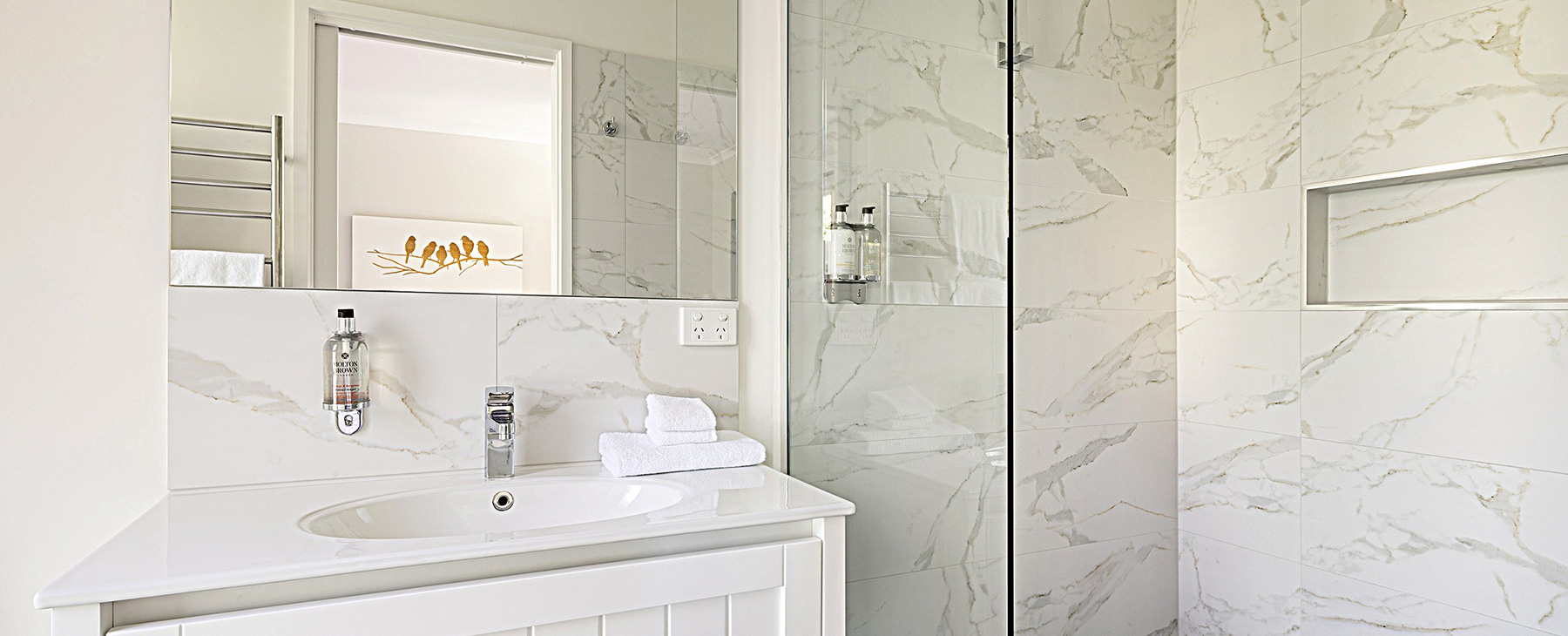 4a--Brand-new-bathroom.--Everything-sparkling-new-and-clean.---Fluffy-towels-and-premium-quality-toiletries